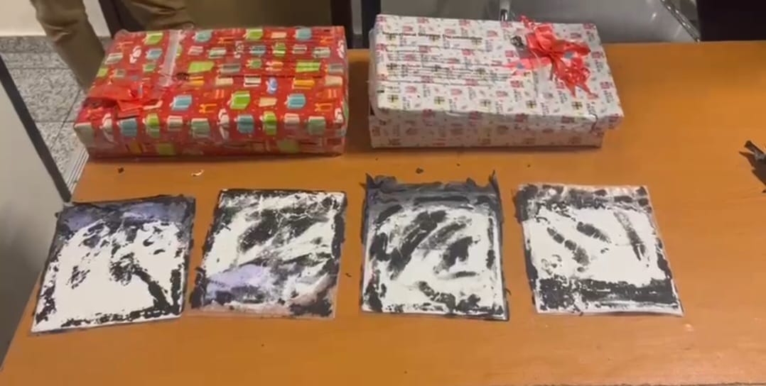 Escondidas en cajas de regalos ocupan cuatro láminas de cocaína en el AILA